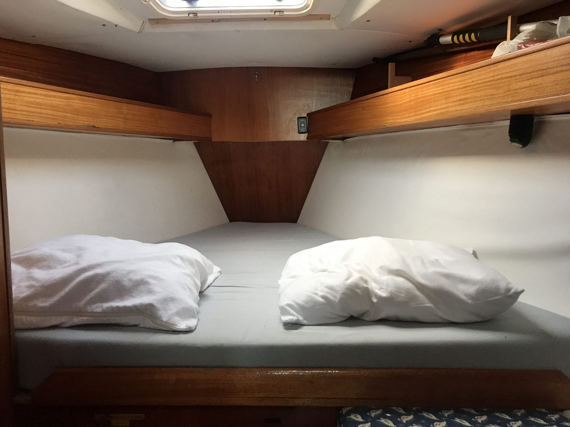 Cabine avant du voilier Dufour 414 Stereden, lit en pointe et boiseries