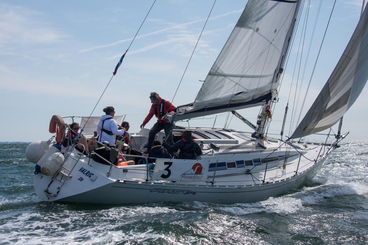 Voilier sous voiles dans les pertuis charentais au large de La Rochelle