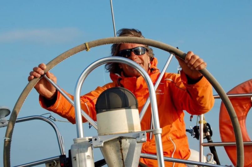 Laurent Camus à la barre du voilier Stereden en mer