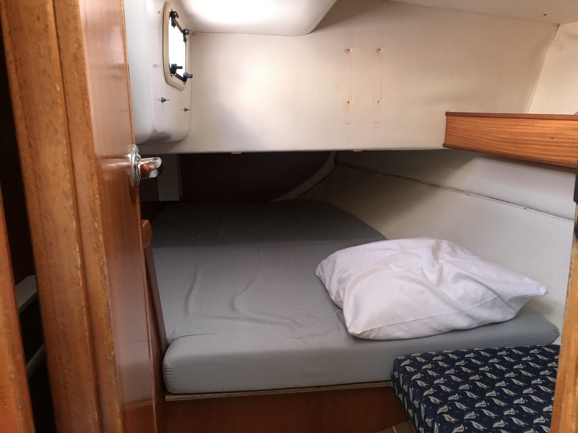 Cabine arrière du voilier Dufour 414 Stereden, couchette double et hublot