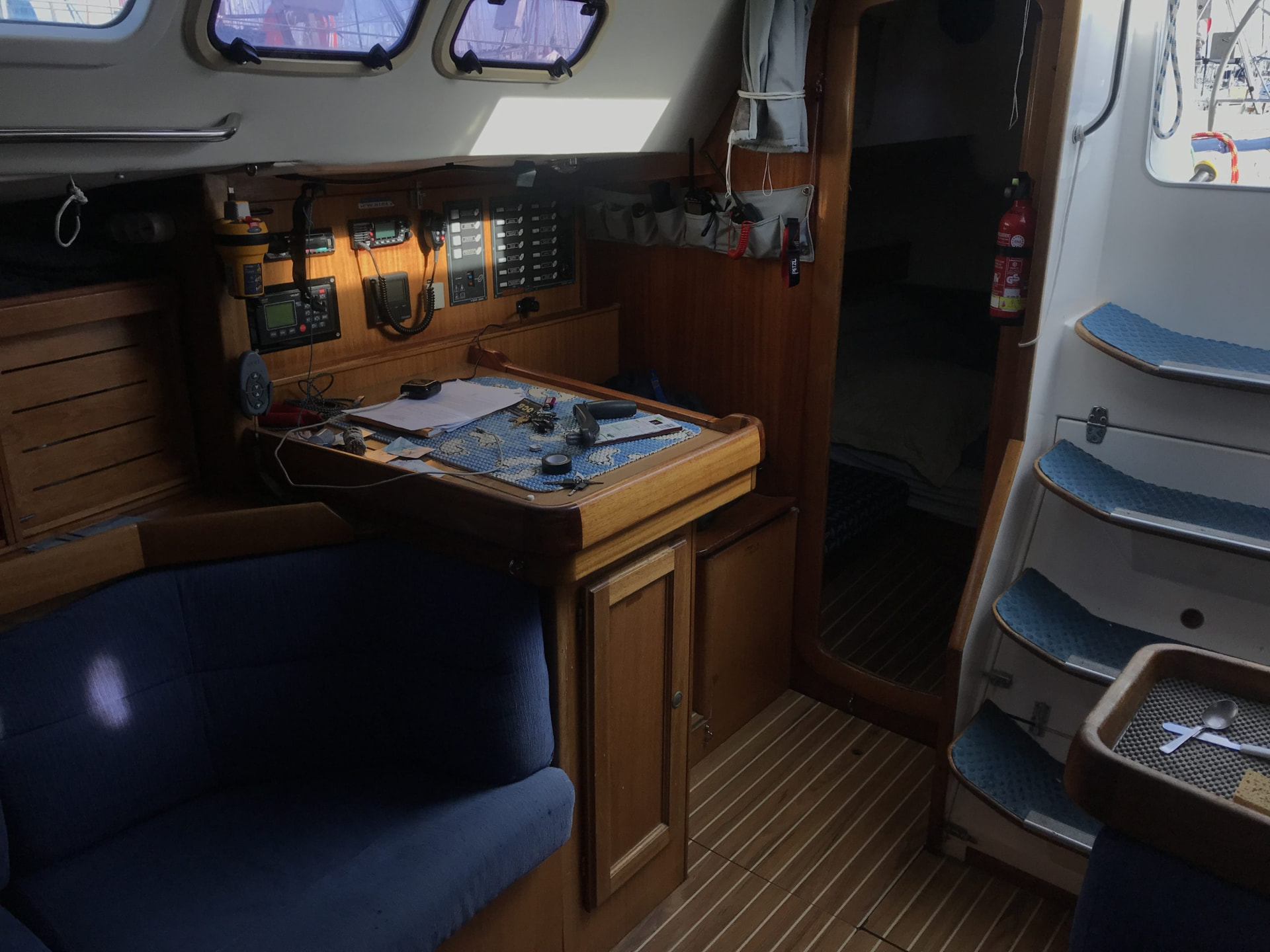 Poste de navigation et table à cartes du voilier Stereden